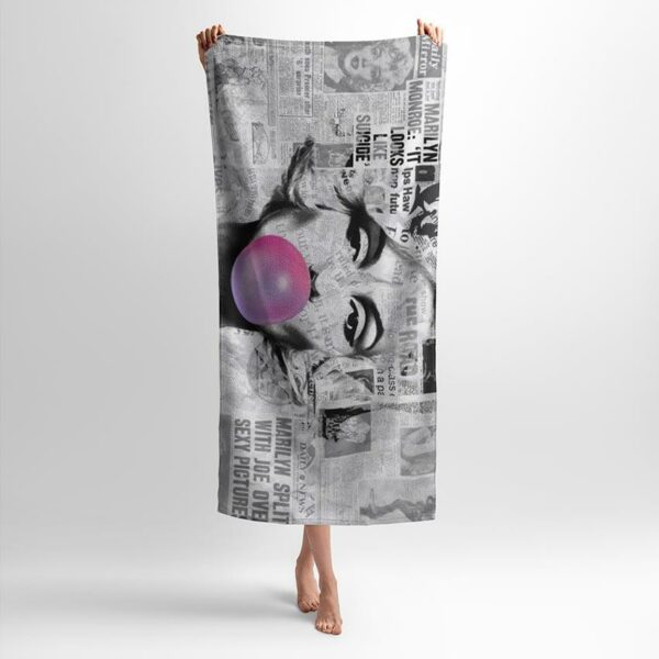 Рушник з принтом «Мерилін Монро з гумкою. Marilyn Monroe with a rubber band»